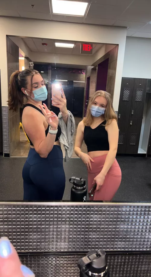 Do you like girls in leggings? (F20) by Evvie098