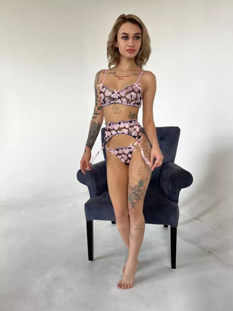 Do you like girls with natural tits and nice booties? posted by devil_in_skirt