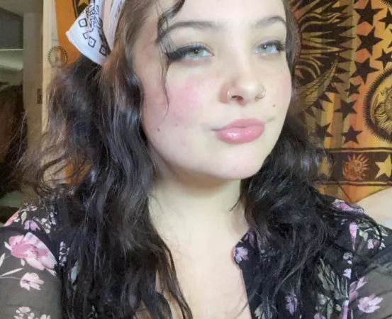 do you like girls with soft pink lips and green eyes? by graciewoods88