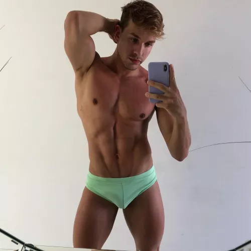 Do you like green?👀 by THEITSJOAO