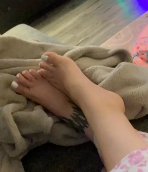 Do you like latina milf feet? by Cryptoqueenx