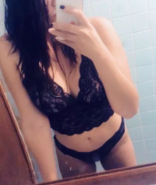 Do you like latinas ? by Latina_Pin_Up_Girl