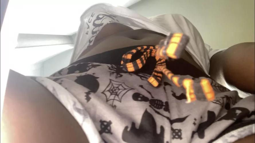 Do you like looking up my shirt? by Divinecumslut