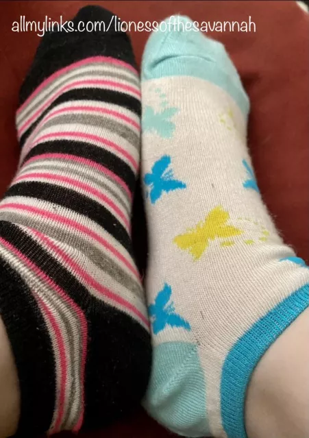 Do you like mismatched socks? 🧦🧦 by Savannahs_Feet
