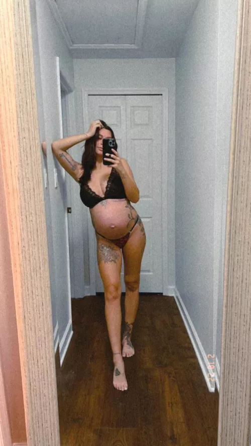 Do you like my 27 week belly? by afloveslegs