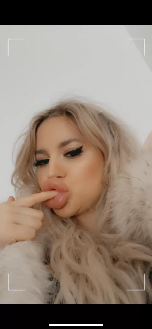 Do you like my big lips ? 🥰🥰 by Relevant-Party1420