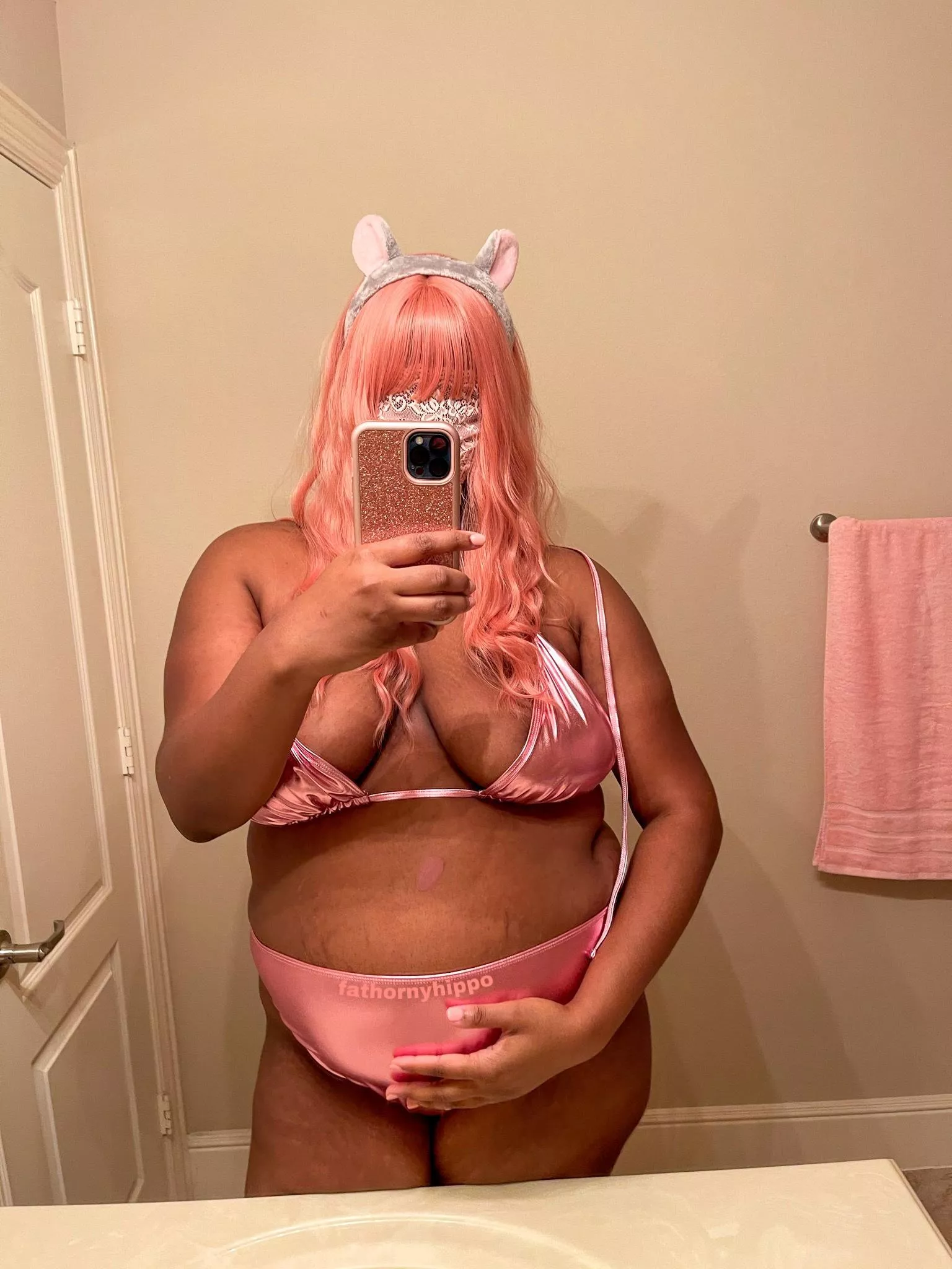 Do you like my big round ebony belly? 🥰 posted by fathornyhippo