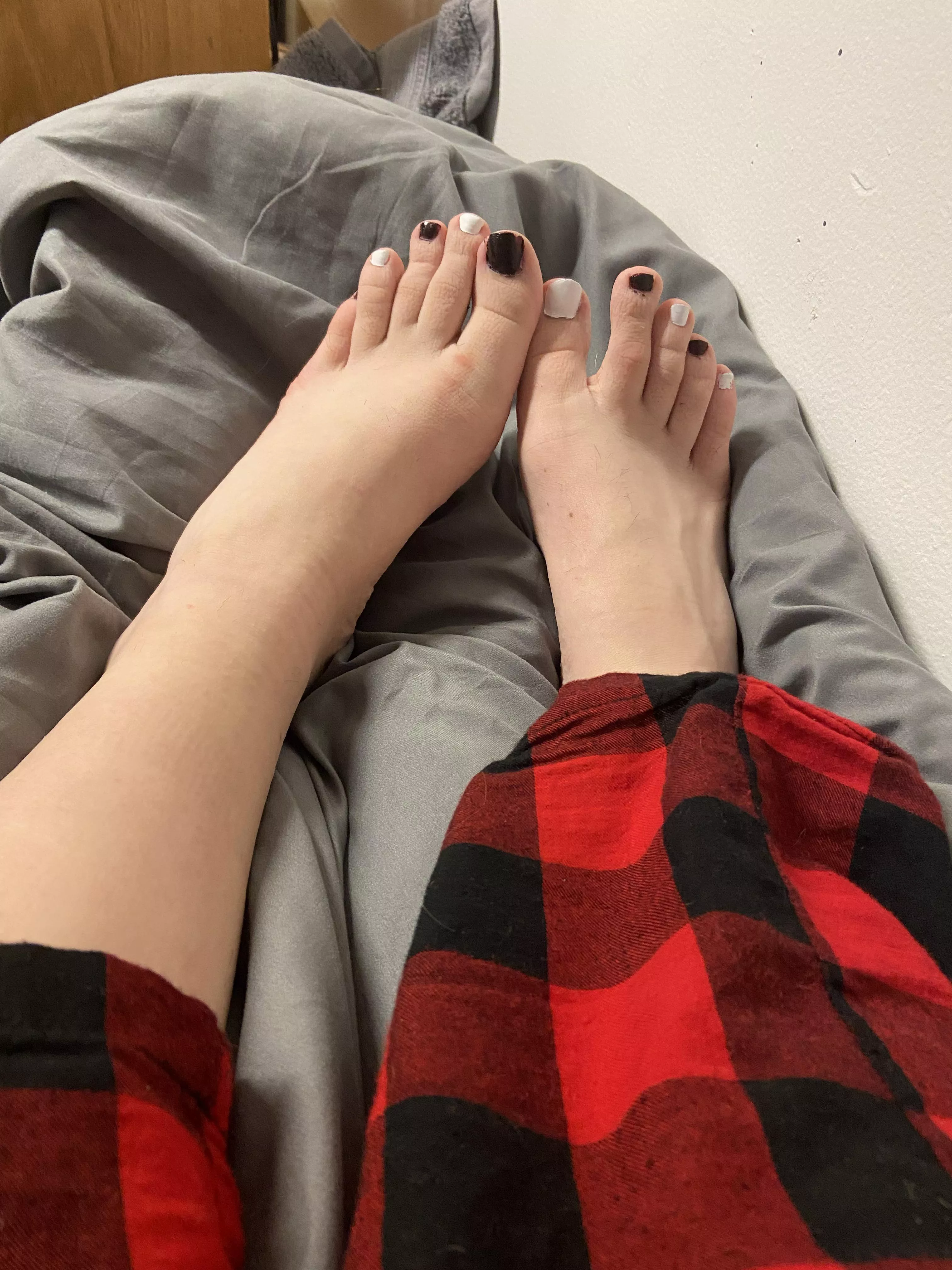 do you like my black and white toes? 🖤🤍 posted by uwuJadeuh