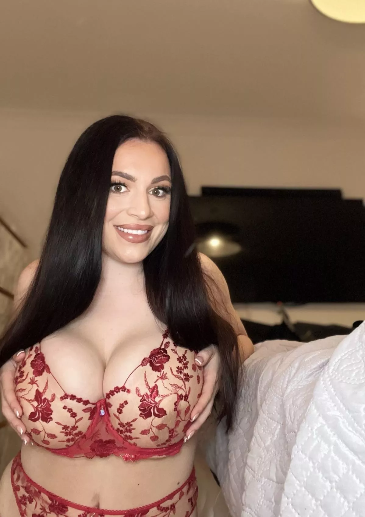 Do you like my cleavage? 😋 posted by JasmineJamesX_