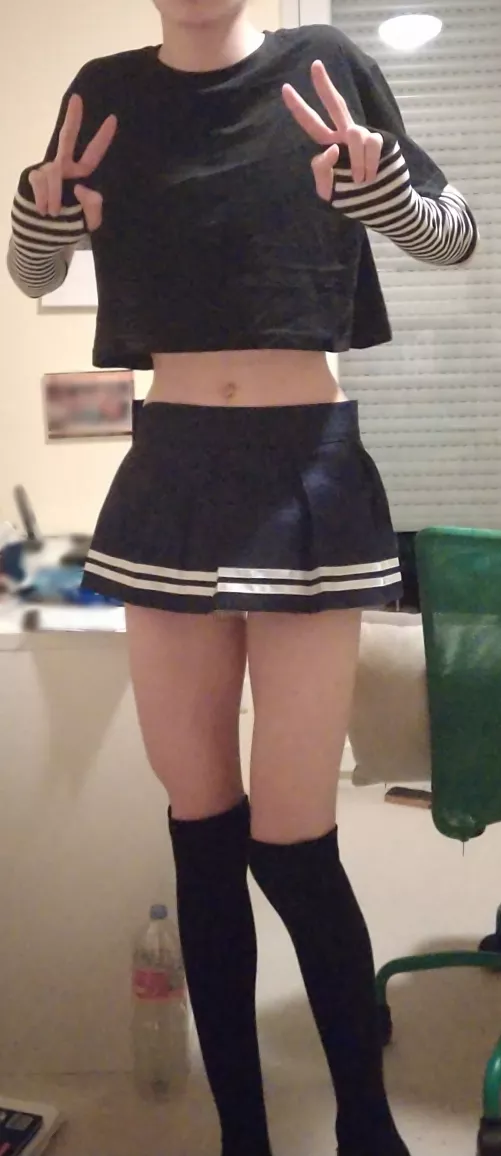 Do you like my cool new striped gloves? :3 by Arkalanos