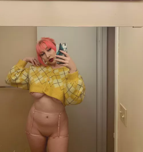 do you like my curves?💛 by hunnybunnu