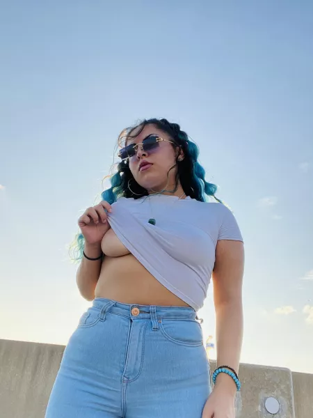 Do you like my cute white right shirt ? by bloogin