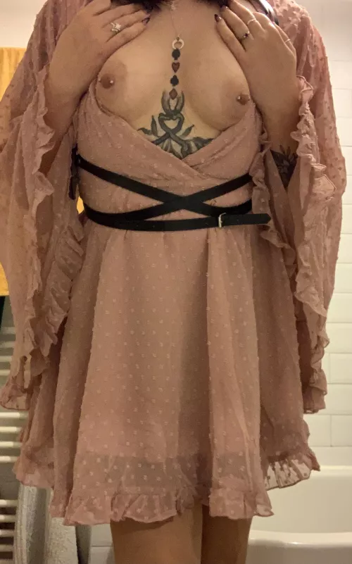 Do you like my dress? by AmethystQ