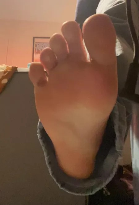 do you like my feet ^-^ by mangohw