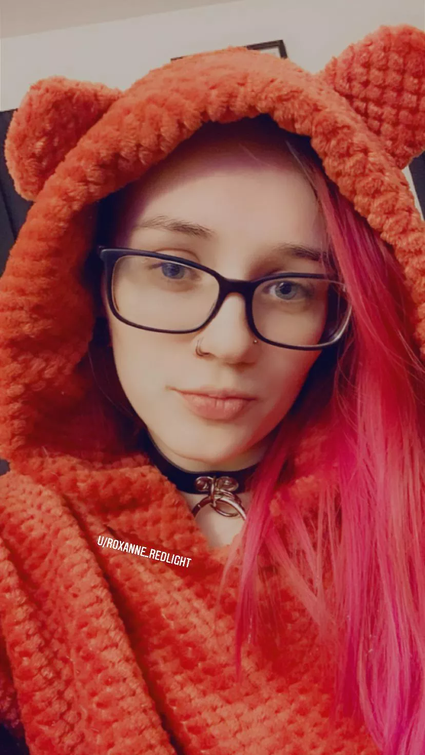 Do you like my hoodie? 🥰 posted by Roxanne_Redlight