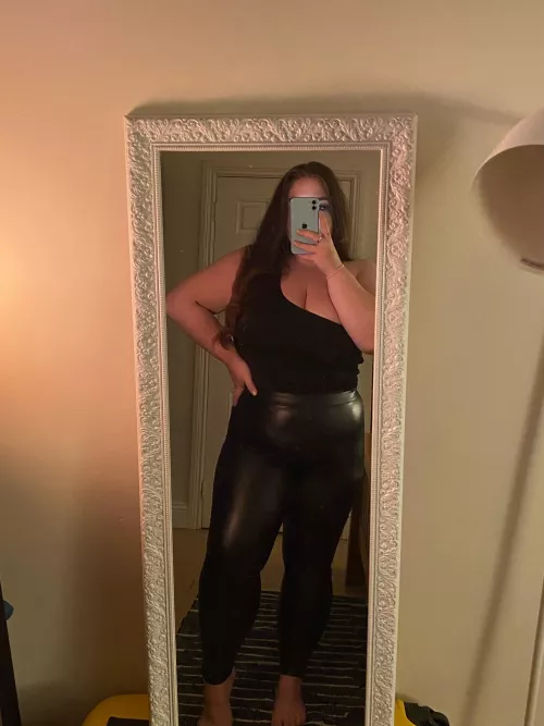 Do you like my outfit? by BloomingJaxxx