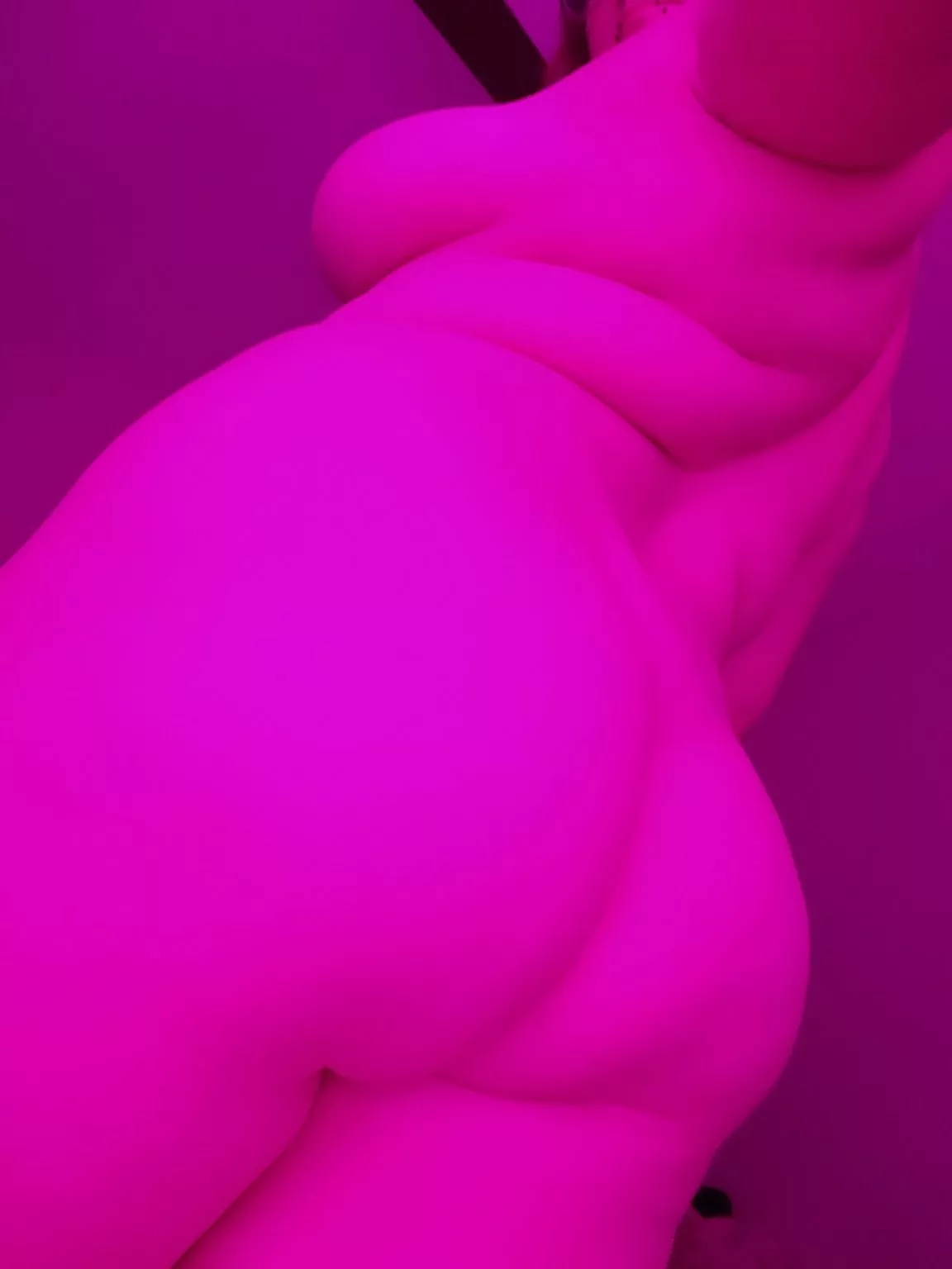 Do you like my pink lighting? posted by WrenagadeCookie