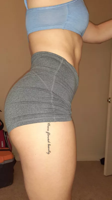 Do you like my shape? by HazelHazze_