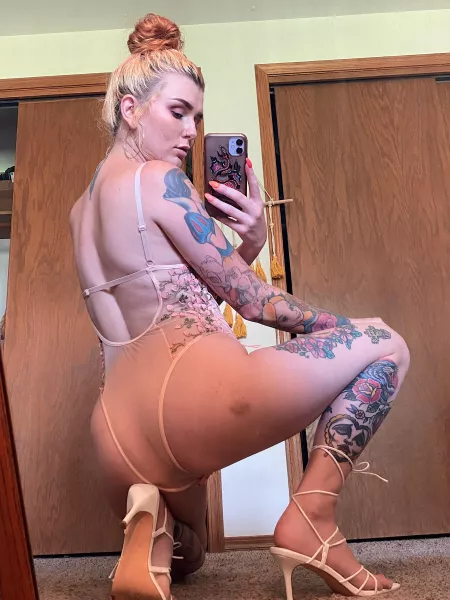 Do you like my strappy heels? by xhoneyfox