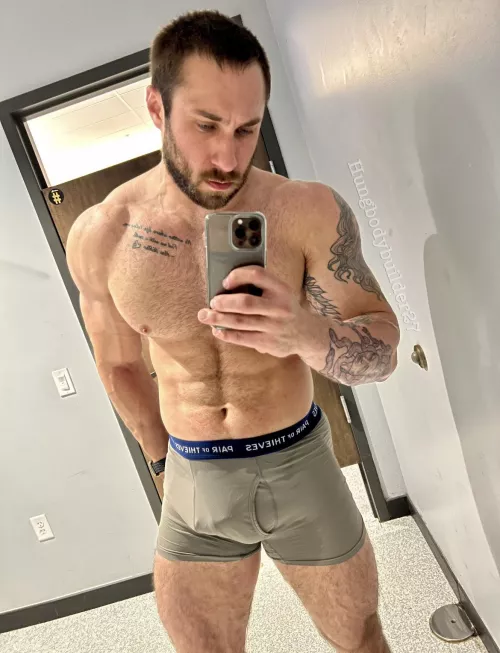 Do you like my sweaty bulge after chest day? by hungbodybuilder27