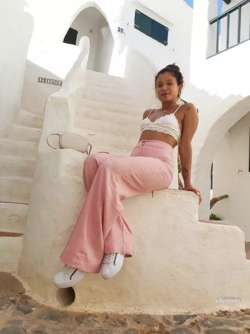 Do you like my tiny croptop? by liljadexo