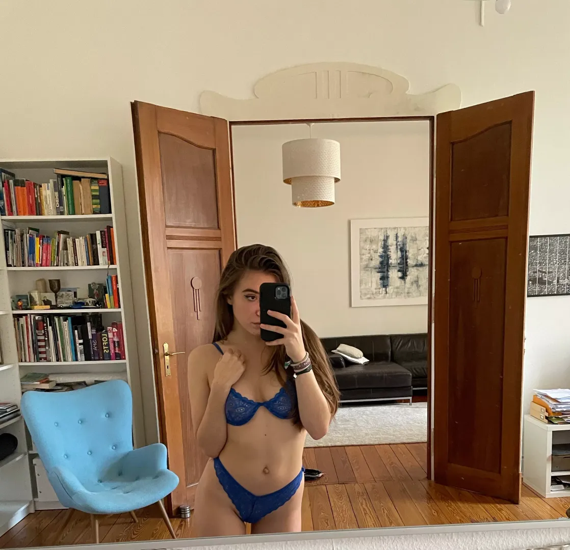 do you like my titties in blue?😋💙 posted by RoxySage