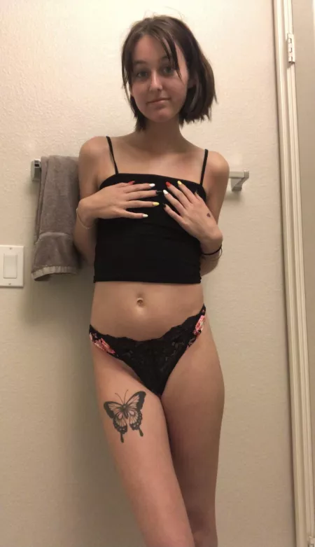 Do you like my tummy? 🖤☺️ by Tiffanytee20