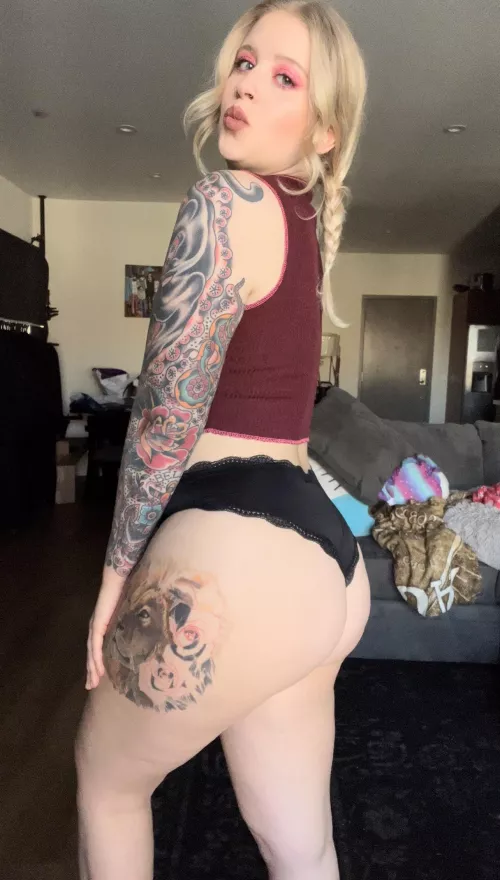 Do you like PAWGs with tattoos? [f] by ofparkerpreroll