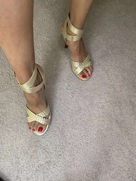 Do you like red on your woman? by toesandtigerstripes