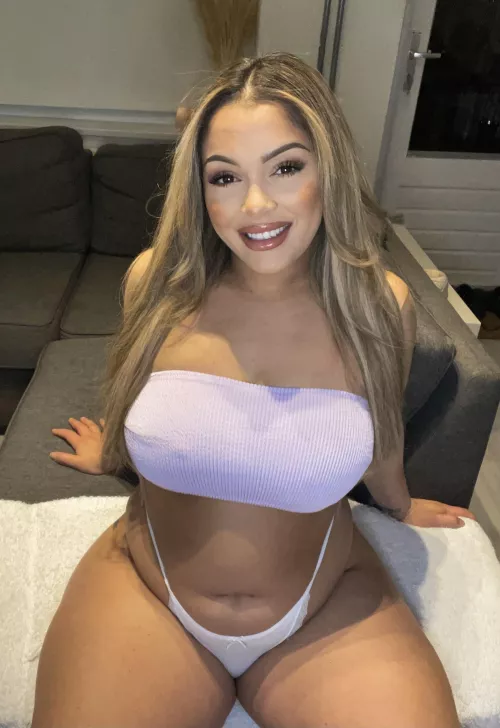 Do you like thick girls who smile? by CaribbeanBadGirl