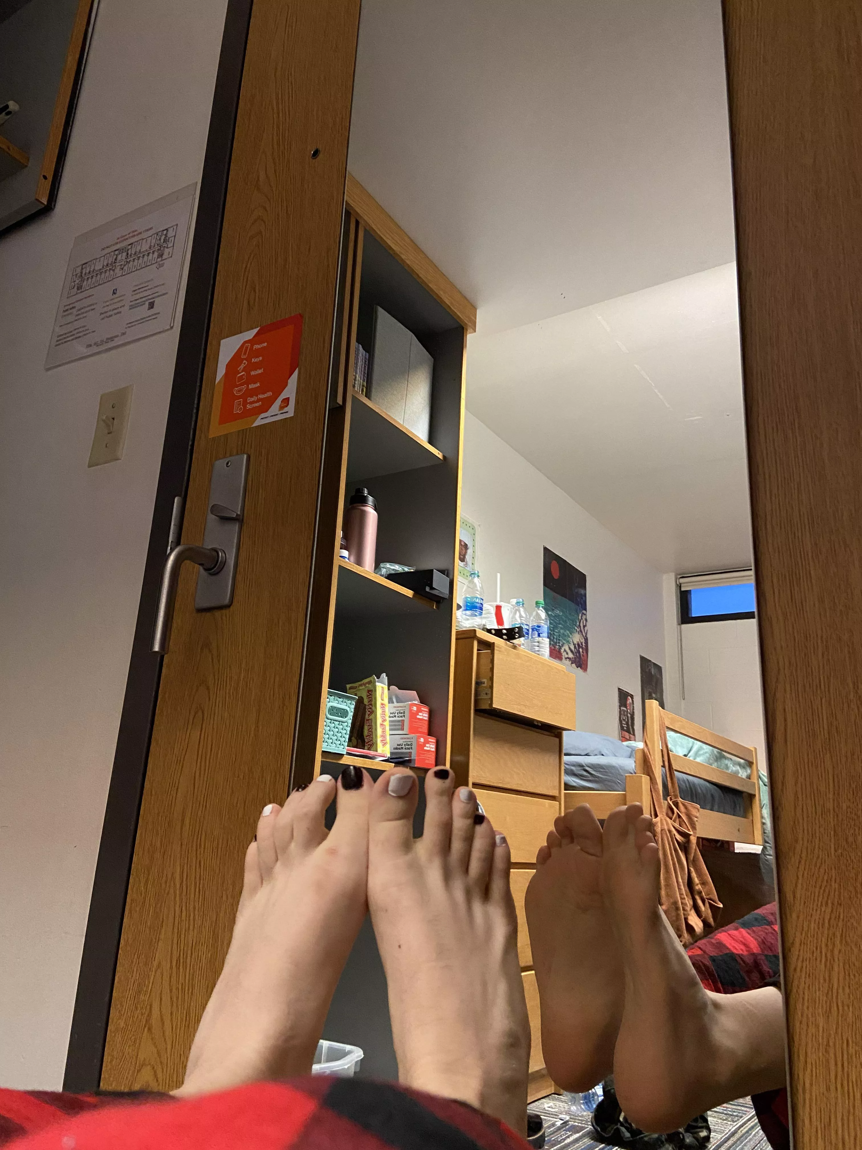 do you prefer my toes or my soles more? 🤍🖤 posted by uwuJadeuh