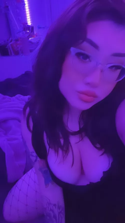 Do you think I’m pretty? 😇 by 0ut0fmanaa