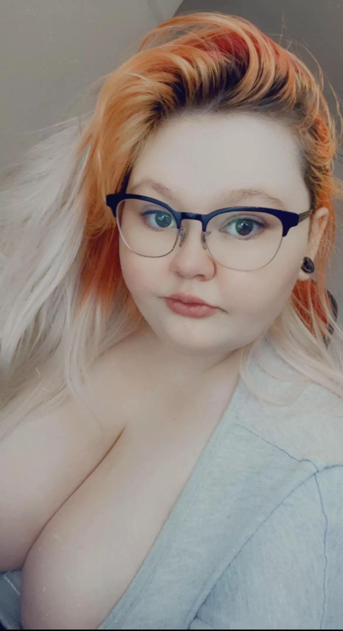 Do you think I’m pretty?💛💛 posted by Molly18201