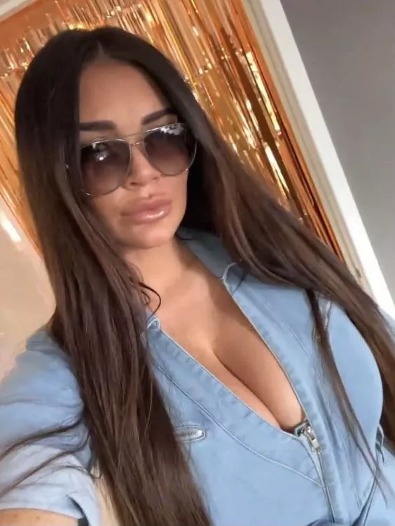 Do you think people will be staring at my cleavage? 😬 posted by thecrackingview