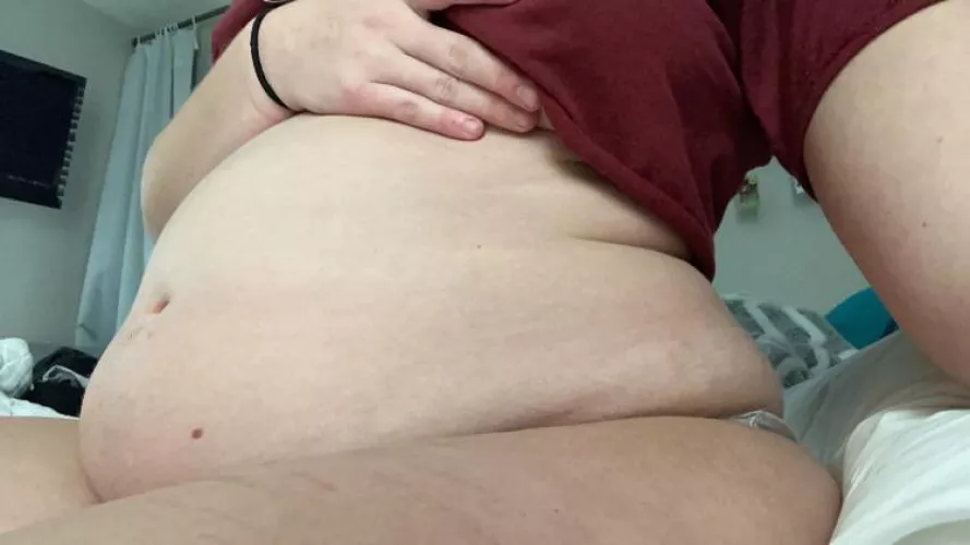 Do you think these everyday binges are starting to make me look bigger 😳 by Poptartbelly