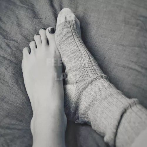 Do you want to feel warm? by Feetishland