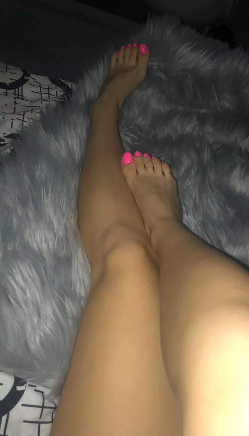 Do you want to lie with me? 😈 by Livfeets