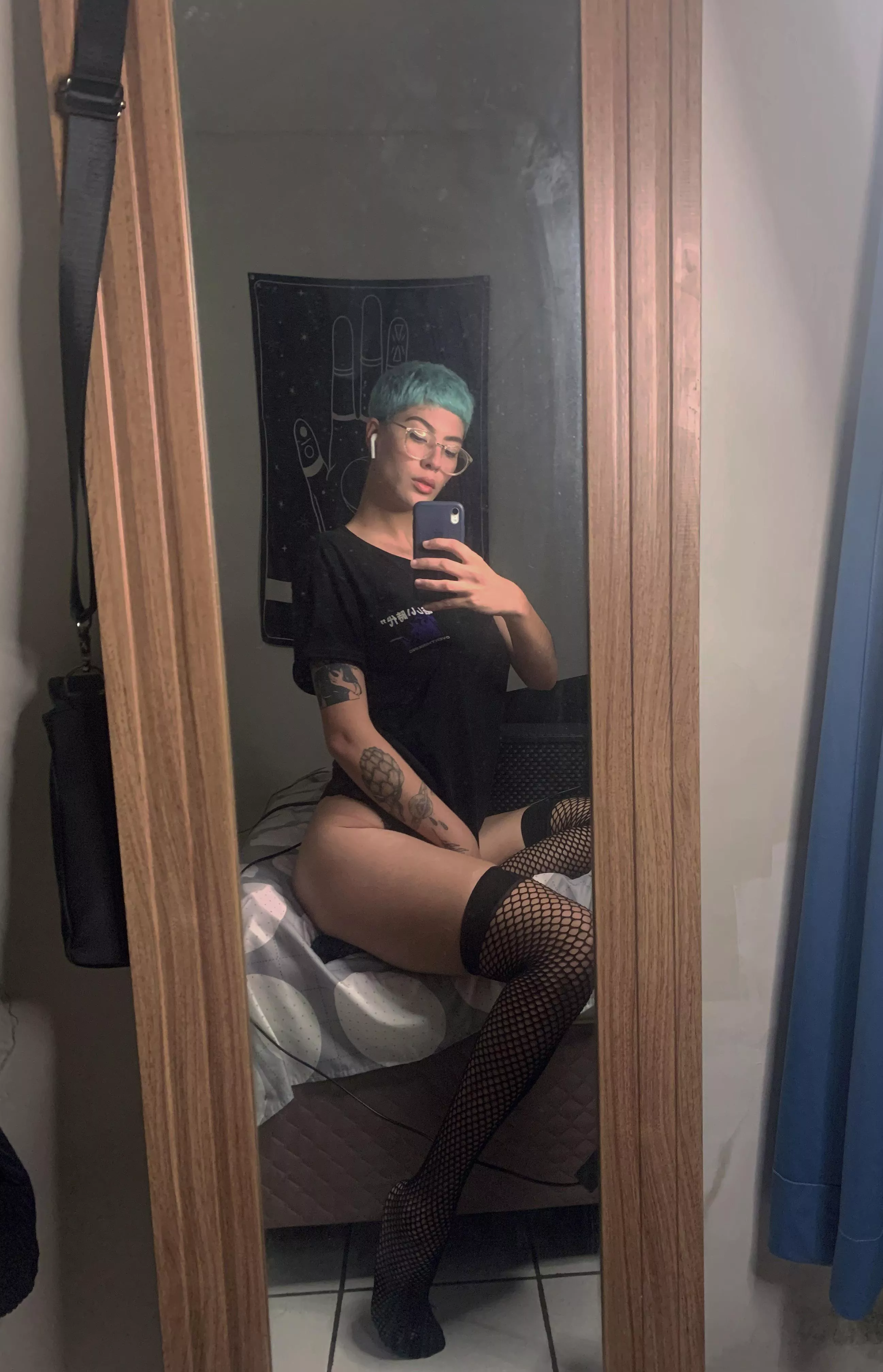 do you want to take my socks off? [f] 6’1 posted by Moonlover-18