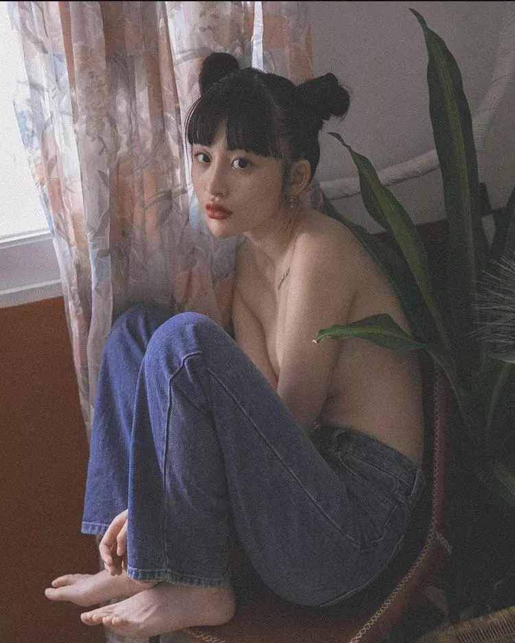 does anybody know who she is posted by mossheadzolo