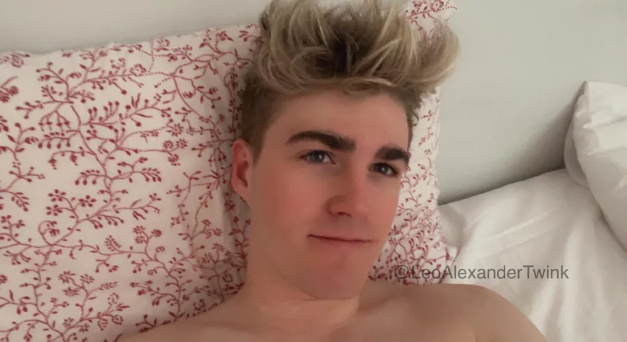 Does anyone else wake up with MAJOR bed head? 😱 by LeoAlexanderTwink