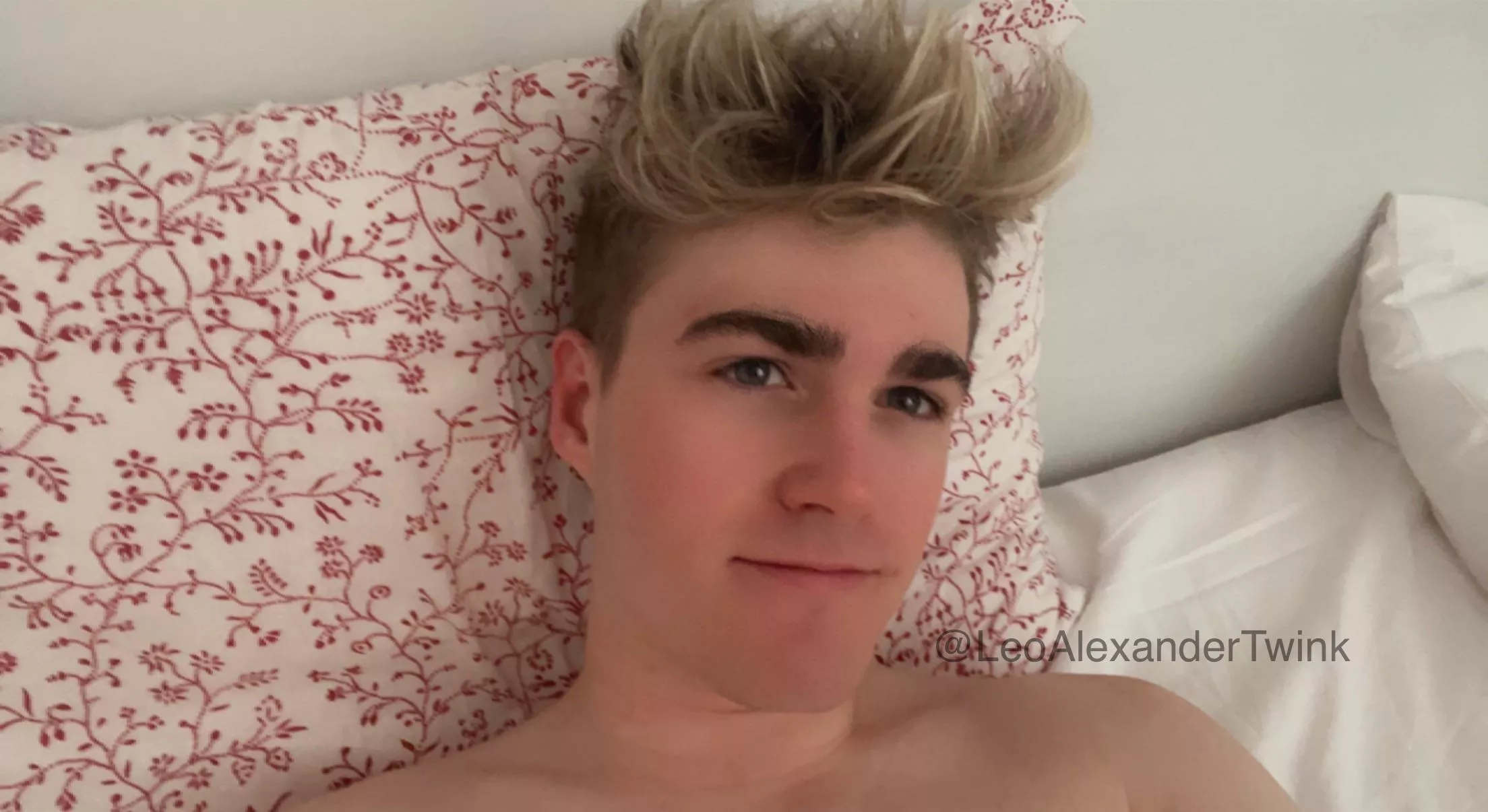 Does anyone else wake up with MAJOR bed head? 😱 posted by LeoAlexanderTwink