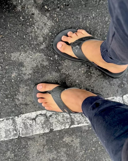 Does anyone turn on to see flip-flops 🩴 guy in public? by feet317
