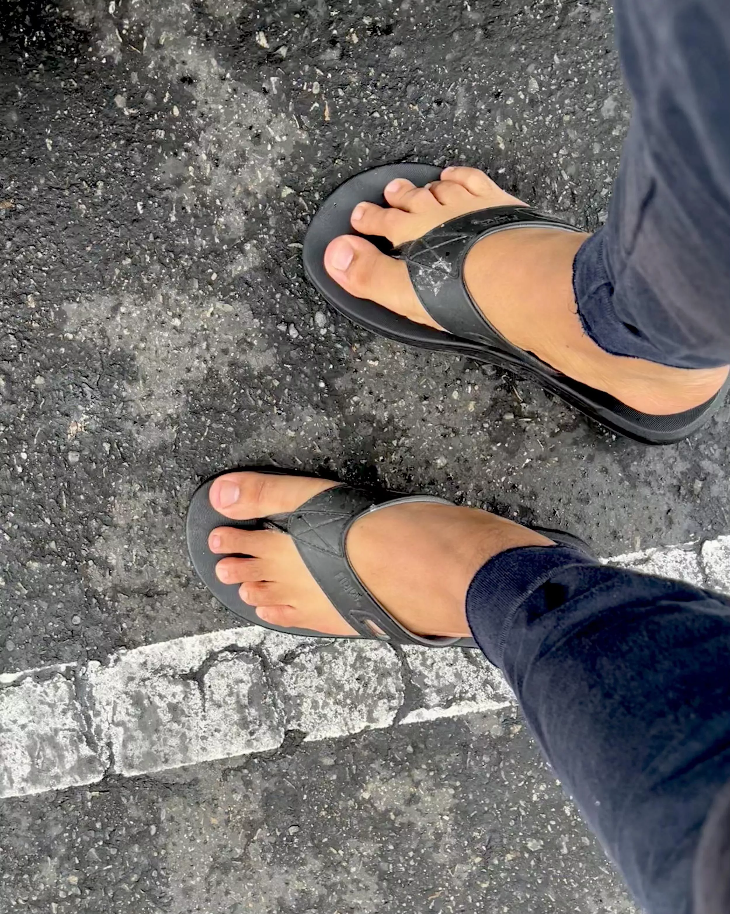 Does anyone turn on to see flip-flops 🩴 guy in public? posted by feet317