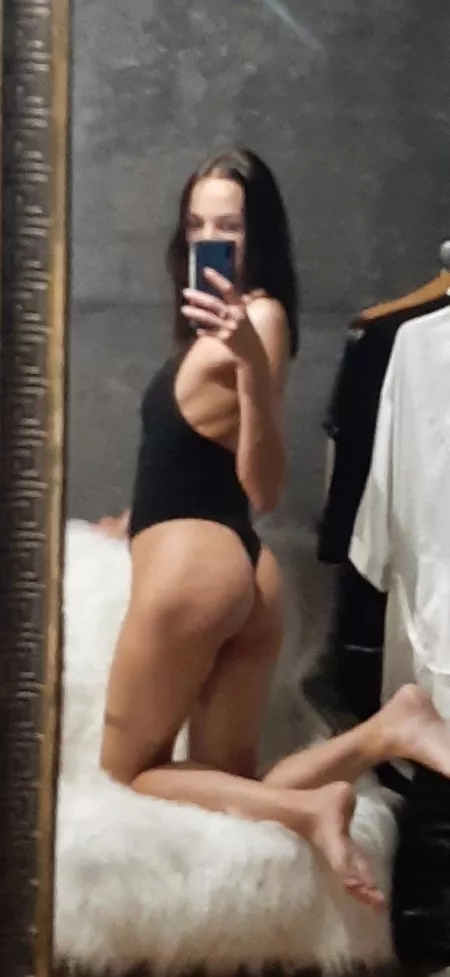 does my body deserve your attention? by elenafoxx01