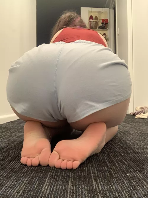 Does my butt need to be bare to be accepted here? by JennTeenFeet