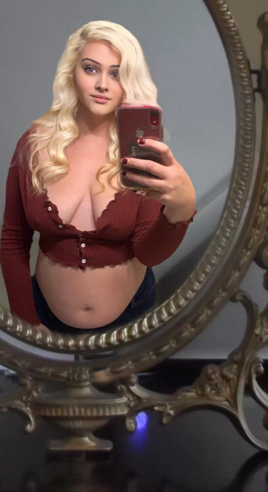 Does this crop top look okay? It’s before dinner btw😈 posted by xxxnaughtymeg
