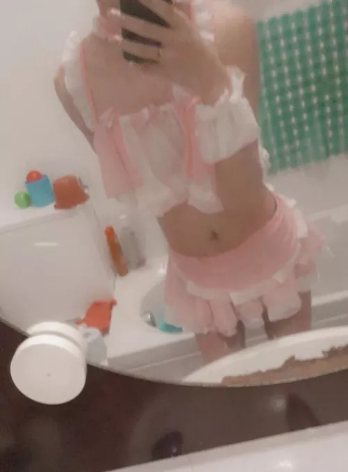 Does this outfit make me look girly owo? by Cholru