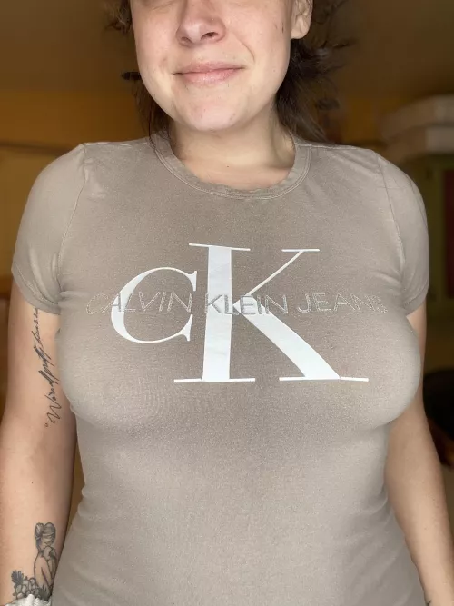 Does this shirt say “hi I’m a milf that needs to be plowed”? by Bella1192