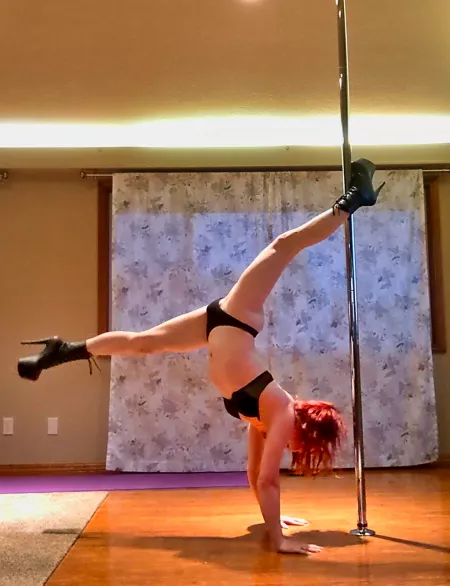 Does this split make my bulge look small? by Aura_Sub