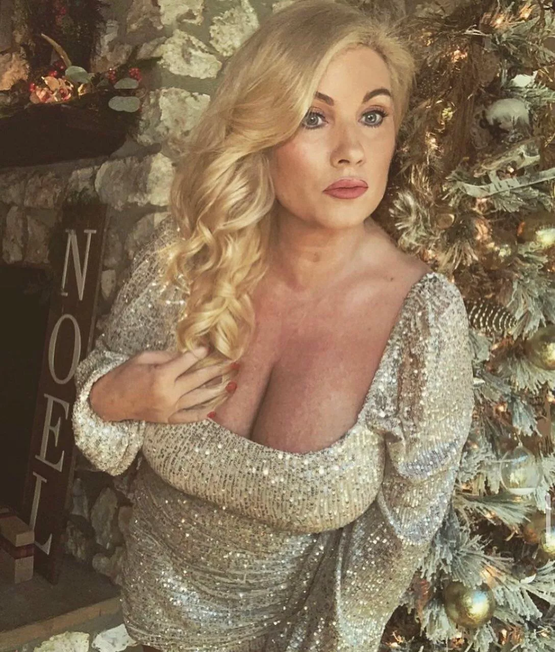 Doesn’t she look like an old school pinup? ( IG @jennydawn1970 ) posted by thepinupcurator